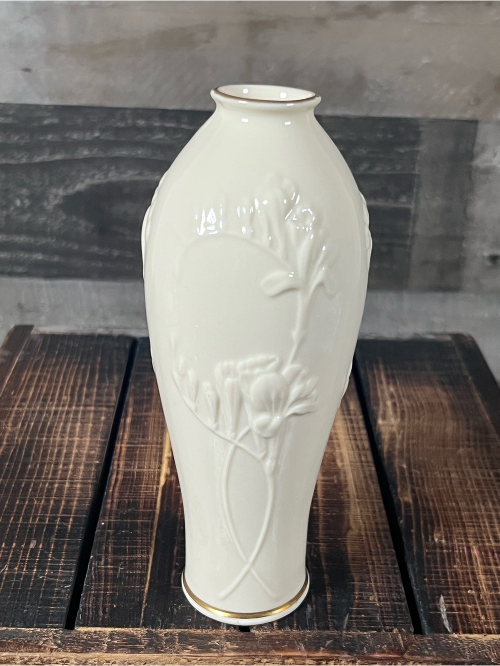 Lenox Masterpiece Bud 6.5" Vase 24k Gold Trim Porcelain Embossed Floral